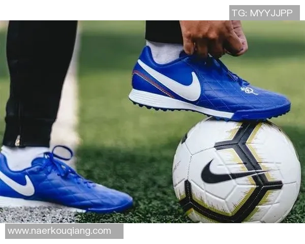 足球明星的必备装备揭秘：为何他们都选择穿足球鞋提升比赛表现